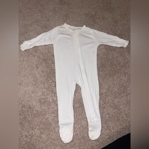 0-3 month  worn only a couple of times my baby grew out of it pretty quick!